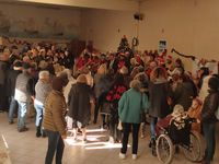 March&eacute; de Noel La Londe zeigt Besucher im Saal